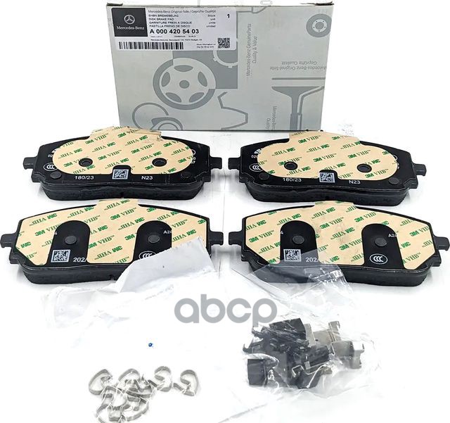 Комплект передних тормозных колодок (4 шт) A0004205403 MERCEDES-BENZ арт. A0004205403